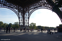 Rombongan polisi bersepeda di bawah Eiffel