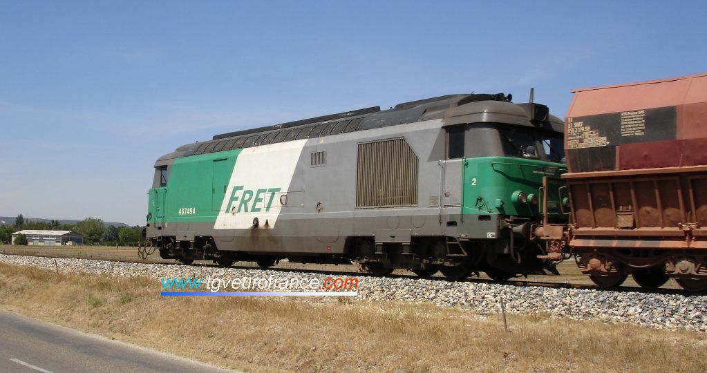 La BB 67494 en livrée FRET en pousse de ce train de bauxite