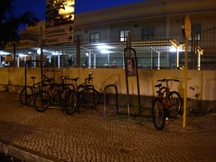 Estacionamento para bicicletas frente à estação dos comboios de Oeiras