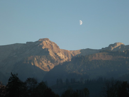 La lune veille sur les montagnes