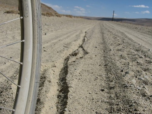 Sandy road between Pamir Highway and Langar in Wakhan Valley (Wakhan Valley, Tajikistan) / 柔らかい路面(タジキスタン、パミール道路とワカン谷の間の道路)