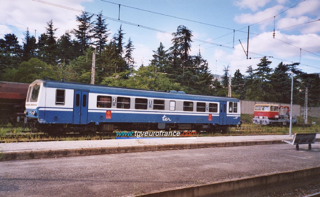 An X 2100 Diesel SNCF railcar in the Millau station