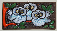 Marinas ugglor /ceramic owls on the wall at Marina's house