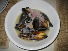 Mussels in white wine broth