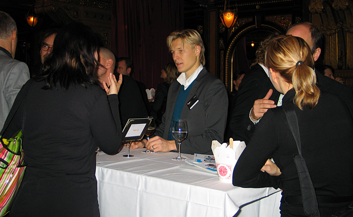 Jyri Engeström and others discussing during lunch break at SIME 06