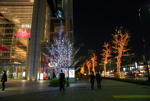 warm & cool illumination at TOKIA（Camera: Pentax K10D Exposure: 0.167 sec (1/6) Aperture: f/4 ISO Speed: 400）