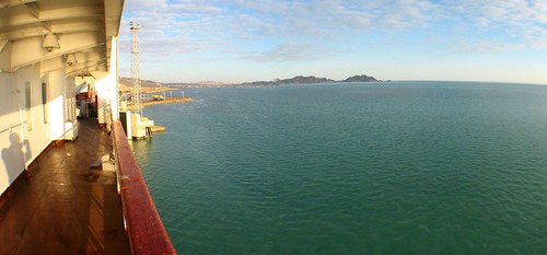 The Caspian Sea on the Turkmenistan side is beautiful (photo taken on the 'Azerbaijan' ferry / トルクメニスタン側のカスピ海はとてもきれい
