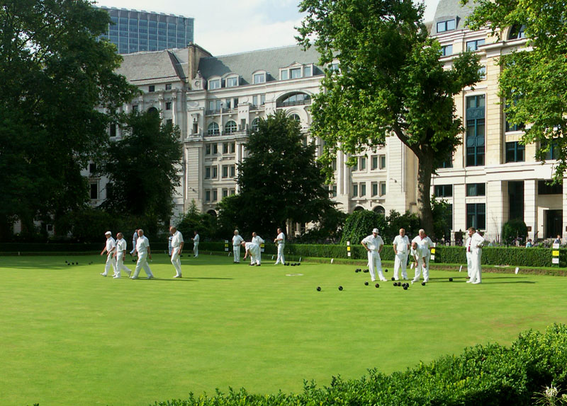 People playing bowls in Finsbury Circus in the City of London 