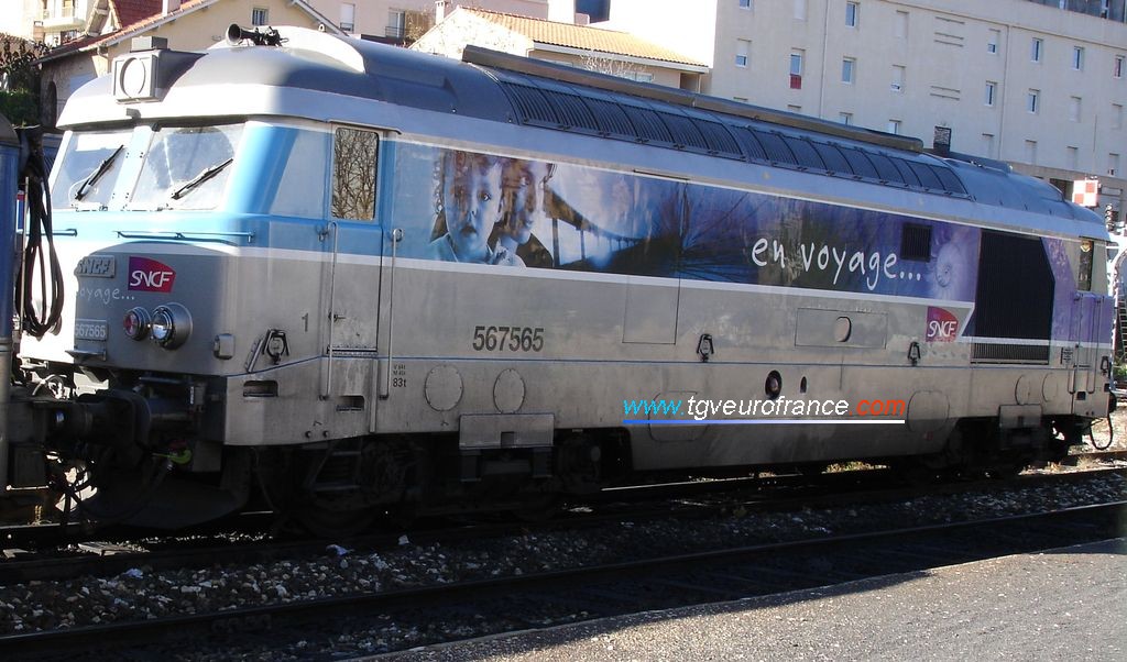 The BB 67565 locomotive with the 'En voyage' livery in the Aix-en-Provence station
