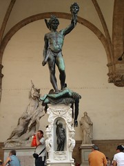 Statue Perseus Memegang Kepala Medusa di Loggia della Signoria, Florence, Italy