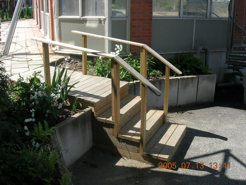 公司外的一个木制小楼梯