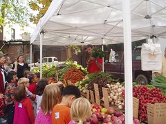 Farmer giving a talk about veggies to kindergarten kids on a fieldtrip
