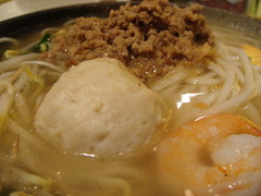 Taiwan-Style Noodle Soup with Tea-Flavour Minced Pork and Pork Meatball