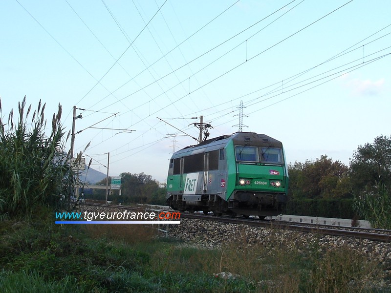 Une locomotive BB26000 en livrée FRET (la BB26184)