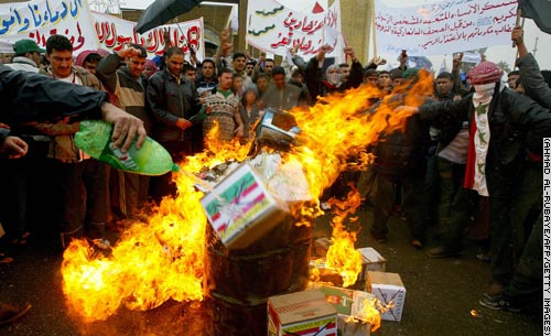 伊拉克民眾憤怒的燒毀丹麥製品