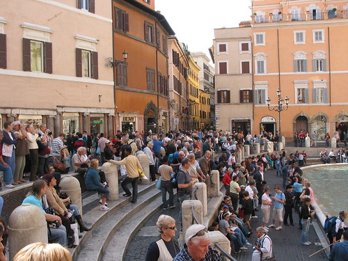 crowds at trevi