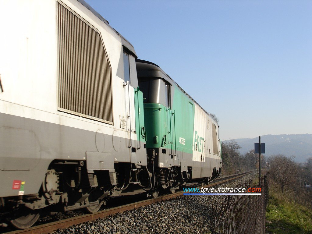 Deux locomotives Diesel-électriques BB 67400 sur un tronçon de voie unique entre Aix et Gardanne