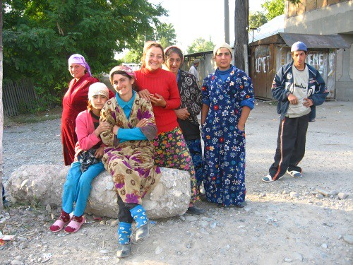 The local ladies, on the way to Jalalabat, Kyrgyzstan / 街角に座る女性たち(ジャララバッド町付近、キルギス)