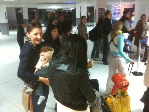 Familii de Moldoveni la intrarea în țară (Aeroport)