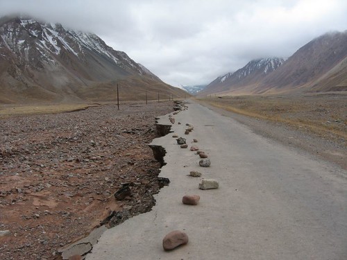 No man's land between Kyrgyzstan and Tajikistan / キルギスでもない、タジキスタンでもない。そういうところにある道はこのようになるものです。