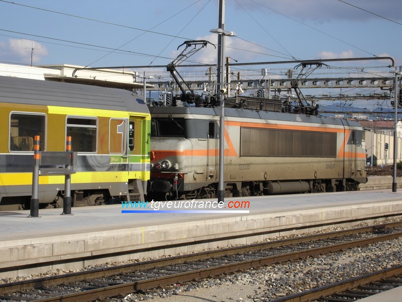 A BB22200 locomotive (the BB 22335) with a Corail Téoz train ready to leave Marseille Saint-Charles towards Nice