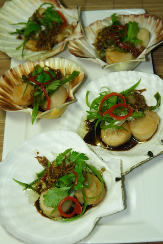 Pan-fried scallops with gingered oyster sauce and soy sauce