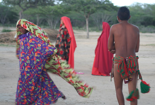 indios wayuu en un baile tradicional