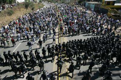 Manifestantes en favor de la APPO se retiran, luego de que la Policía Federal Preventiva entró a la ciudad de Oaxaca