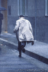 homem na chuva