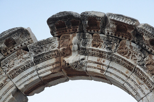 Temple of Hadrian門楣