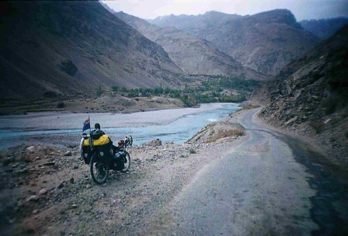 On the road to Khorog, Tajikistan (Afganistan on other side) / ハログ町へ向かって(タジキスタン(アフガニスタンは向う側))