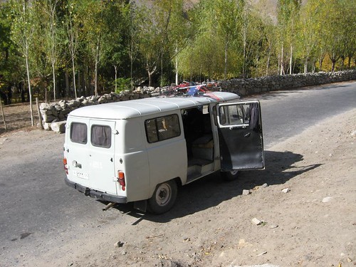 Beaurocracy made me do it! (Khorog, Tajikistan) / とうとうバスで移動してしまいました(タジキスタン、ハログ町)