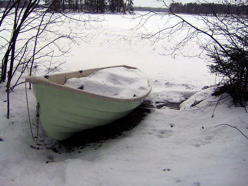 Vene täynnä lunta