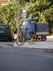 Bicicleta presa a poste em Oeiras