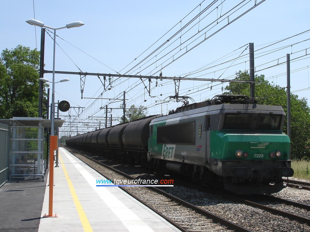 A BB 7200 Alsthom locomotive with the FRET livery hauling alumina wagons in the Saint-Martin de Crau station