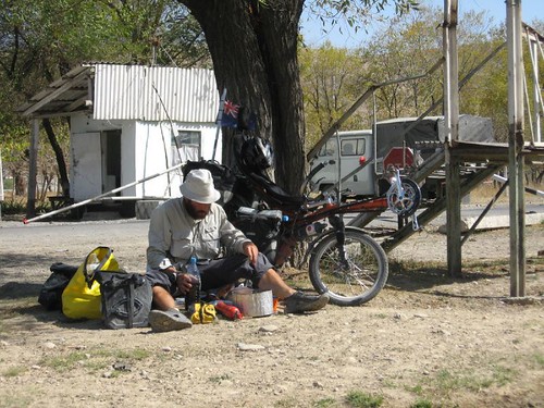 Lunch break at a check point - about 20km from Osh on the Pamir Highway (Kyrgyzstan) / お昼です(オシュ市を出て20km時点にある軍隊チェックポイント)