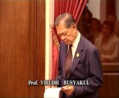 Prof Visudh introducing Tipitaka Lecture 2001 by Chulalongkorn Univ & Dhamma Society 