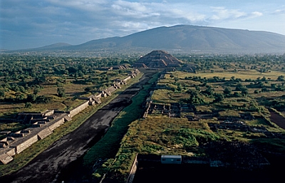 ngm2006_teotihuacan-moon-pyramid