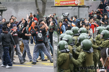 Policía Chilena dispersa manifestación en la Alameda