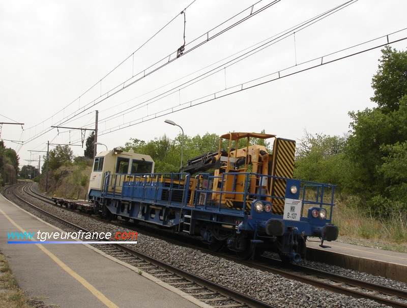Une draisine DU94 (la 8-137) traverse la gare SNCF de Saint-Chamas (Bouches-du-Rhône)