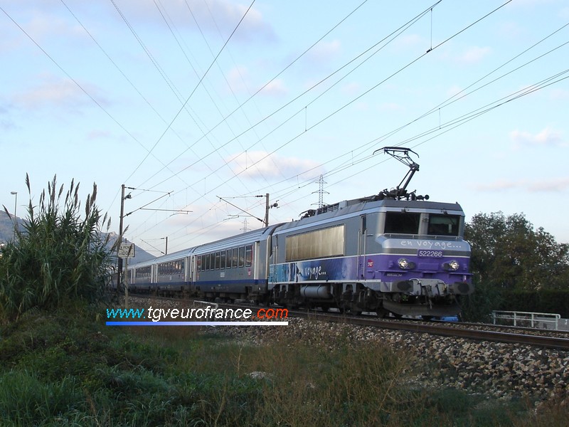 A double-voltage BB 22200 SNCF locomotive (the BB 22266 locomotive with the 'En voyage' livery) with a passenger train towards Toulon (Var)