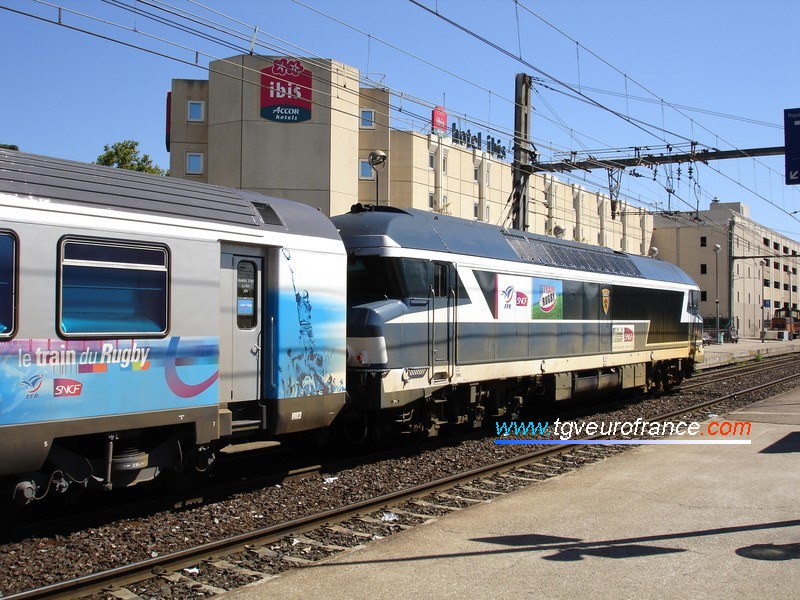 Vue sur l'avant du train avec en tête la locomotive Diesel CC72084 du dépôt de Nevers