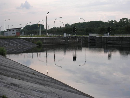 Lock in unused Canal Pommeroeul-Condï¿½