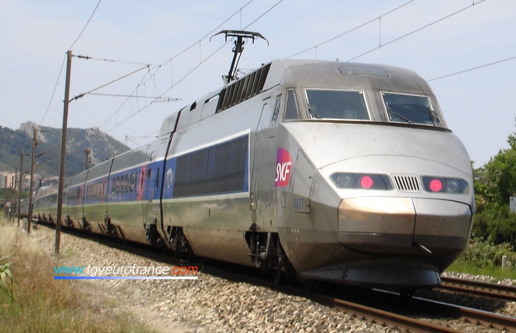 Une rame TGV Réseau tricourant se dirige vers la gare de La Penne-sur-Huveaune (Bouches-du-Rhône)