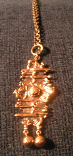 Halsband i brons av Pentti Sarpaneva.