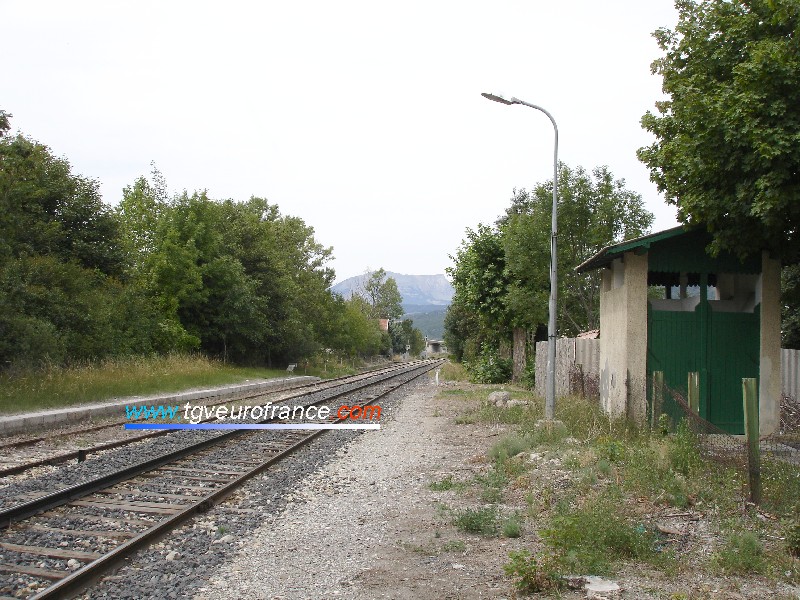 Vue en direction de Gap depuis le quai de la gare de La Bâtie-Neuve