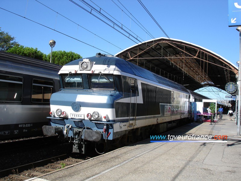 La CC 72084 en tête du Train du Rugby en gare d'Avignon (Vaucluse) le 18 août 2006