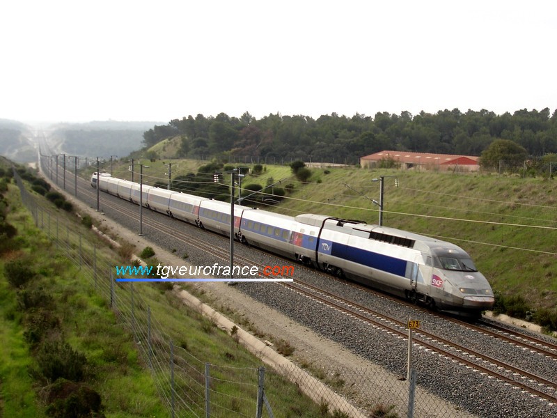 Une rame TGV Réseau modernisée 'Lacroix'
lors d'essais à 360 km/h sur la LN5 entre Aix-en-Provence TGV et Avignon TGV