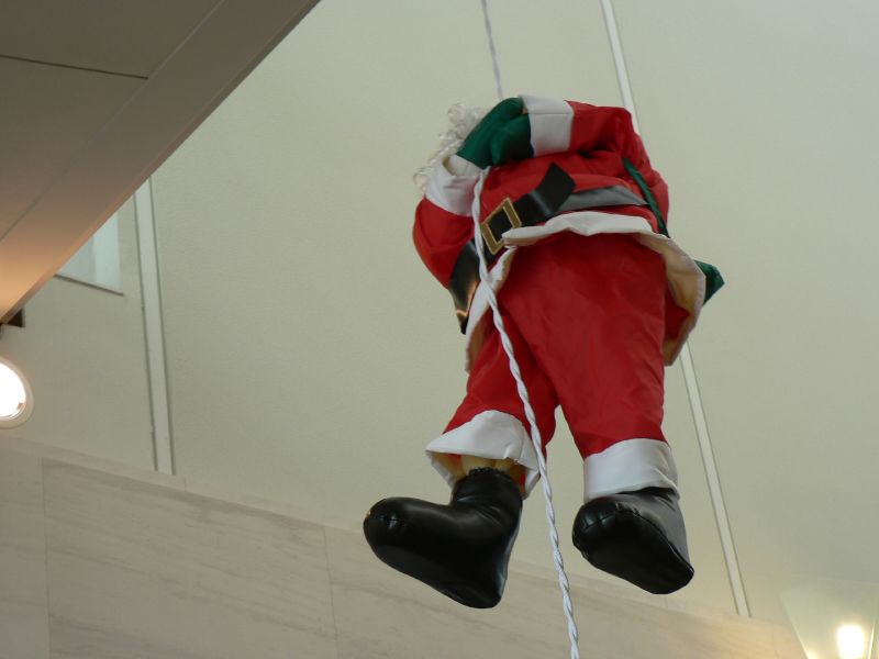 Santa doin' a Mission Impossible act