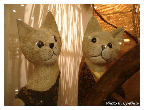 櫥窗裡眼神很好的木雕貓